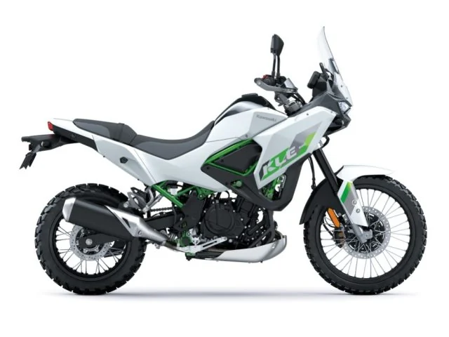 Right side view of the 2026 Kawasaki KLE500 SE in Pearl Blizzard White with green trellis frame, showing the single muffler, skid plate and tall windscreen