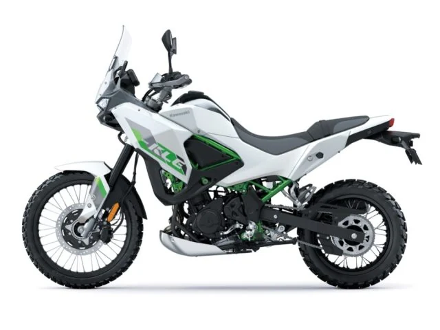 Left side view of the Kawasaki KLE500 SE in white, showing the KLE graphics, green frame, skid plate, 43 mm fork and spoked wheels