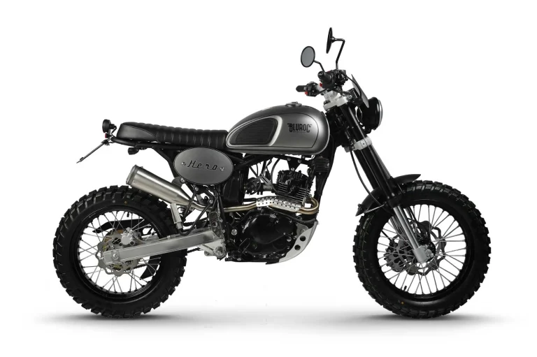 Right side profile of the Bluroc Hero 125 scrambler in Titanium grey with black frame, 43 mm upside-down fork, high-level exhaust, bash plate and block-tread tyres on spoked wheels