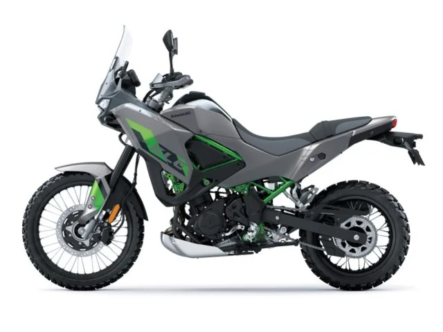 Side profile of the 2026 Kawasaki KLE500 SE in grey, showing the 43 mm upside-down fork, under-engine exhaust, skid plate and 17 inch spoked rear wheel