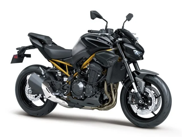 Front three-quarter studio view of the 2026 Kawasaki Z900 in Ebony with gold trellis frame